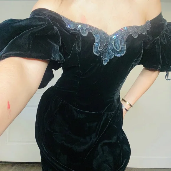 VINTAGE 1980s WOMENS BLACK VELVET PUFFY SLEEVE GOTHIC WEDNESDAYCORE EVENING GOWN - Picture 2 of 9